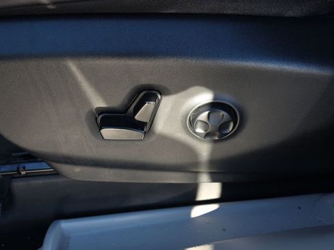 Used 2023 Chrysler Pacifica Touring-L FWD image 16