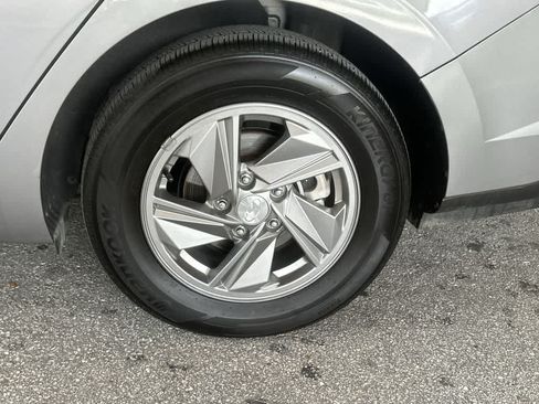 Used 2025 Hyundai Elantra SE FWD image 10
