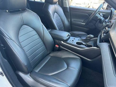 Used 2023 Toyota Highlander XLE FWD image 16