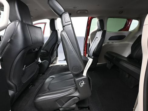 Used 2024 Chrysler Pacifica Touring-L FWD image 38