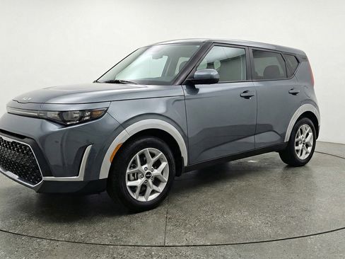Used 2025 Kia Soul LX w/ LX Technology Package FWD image 3