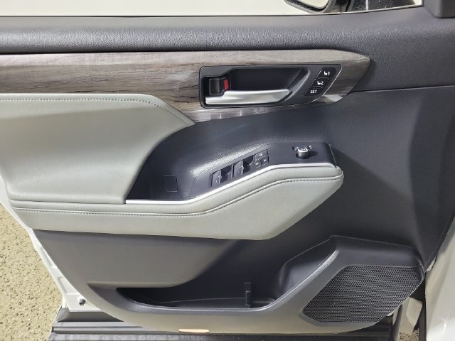 Used 2023 Toyota Highlander Limited FWD image 23