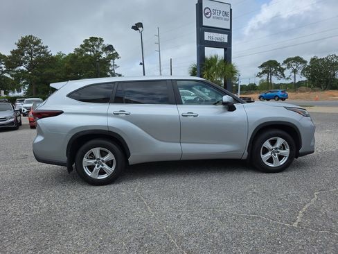 Used 2024 Toyota Highlander LE AWD/4WD image 8