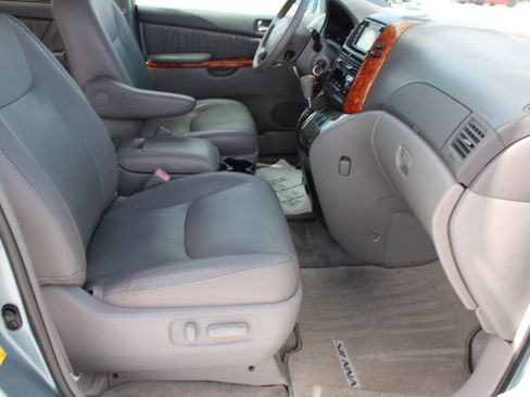 Used 2009 Toyota Sienna XLE image 19