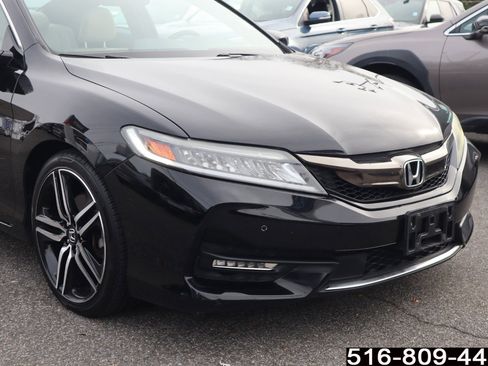 Used 2017 Honda Accord Touring image 2