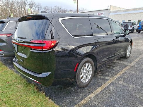 Certified 2025 Chrysler Pacifica Select image 7