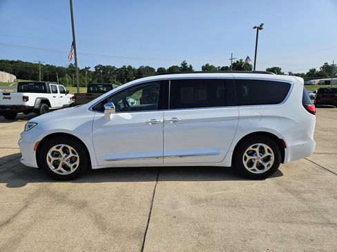 Used 2022 Chrysler Pacifica Limited FWD image 3