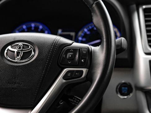 Used 2018 Toyota Highlander XLE FWD image 13