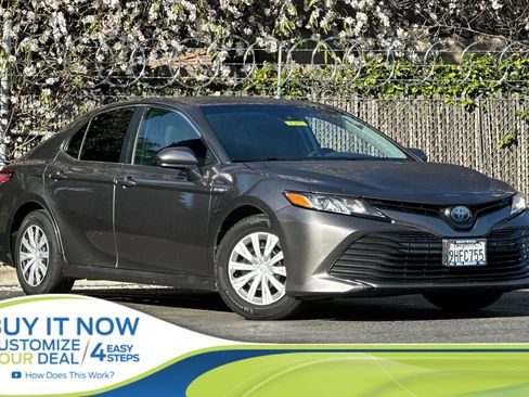 Used 2018 Toyota Camry LE image 1