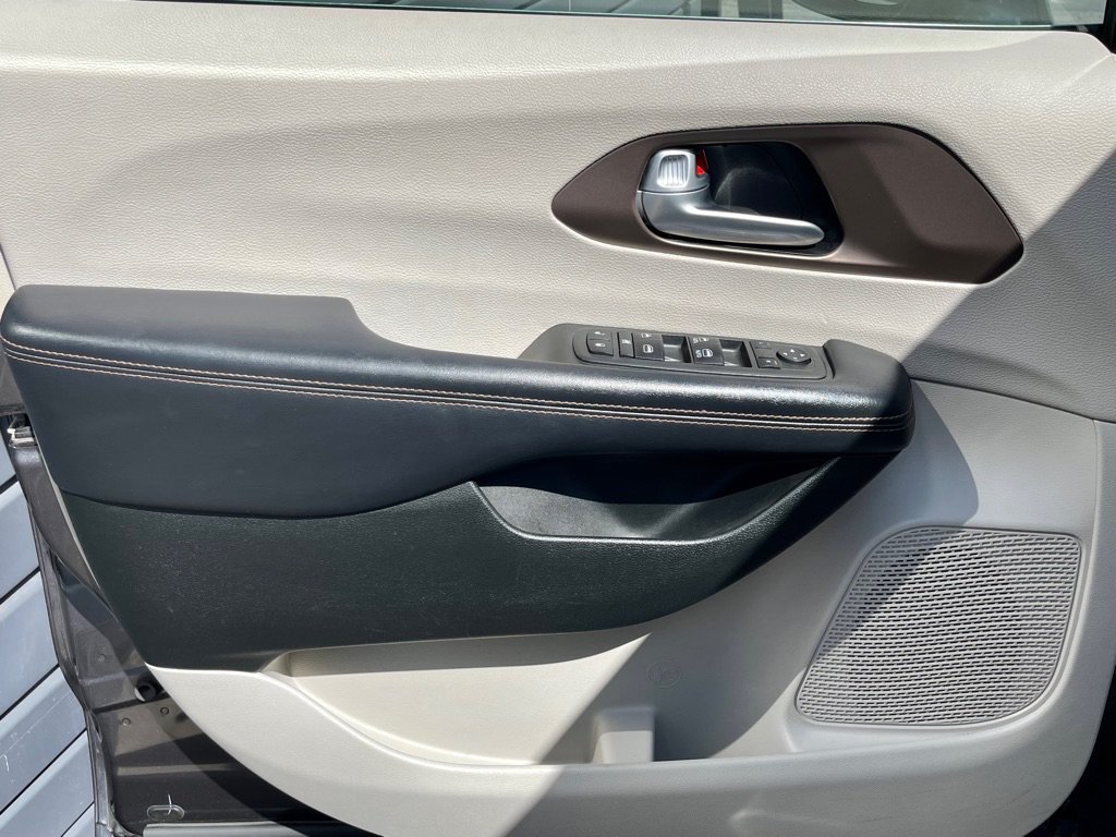 Used 2018 Chrysler Pacifica Touring-L FWD image 29