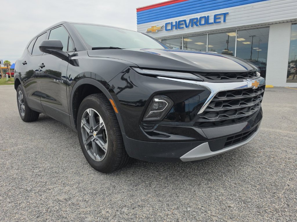 Used 2025 Chevrolet Blazer LT FWD image 1