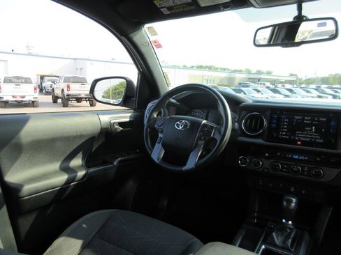 Used 2017 Toyota Tacoma TRD Sport AWD/4WD image 25