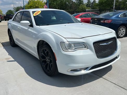 Used 2019 Chrysler 300 S RWD image 3
