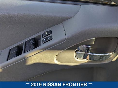 Used 2019 Nissan Frontier SV image 10