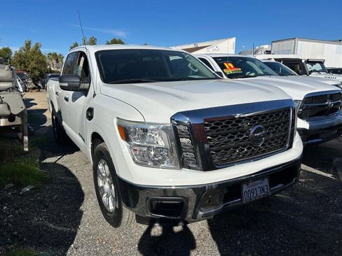 Used 2017 Nissan Titan SV image 4