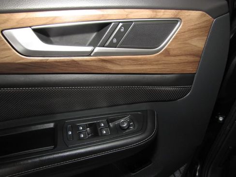 Used 2024 Volkswagen Atlas SE FWD image 12