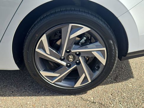 Used 2025 Hyundai Elantra Limited image 33