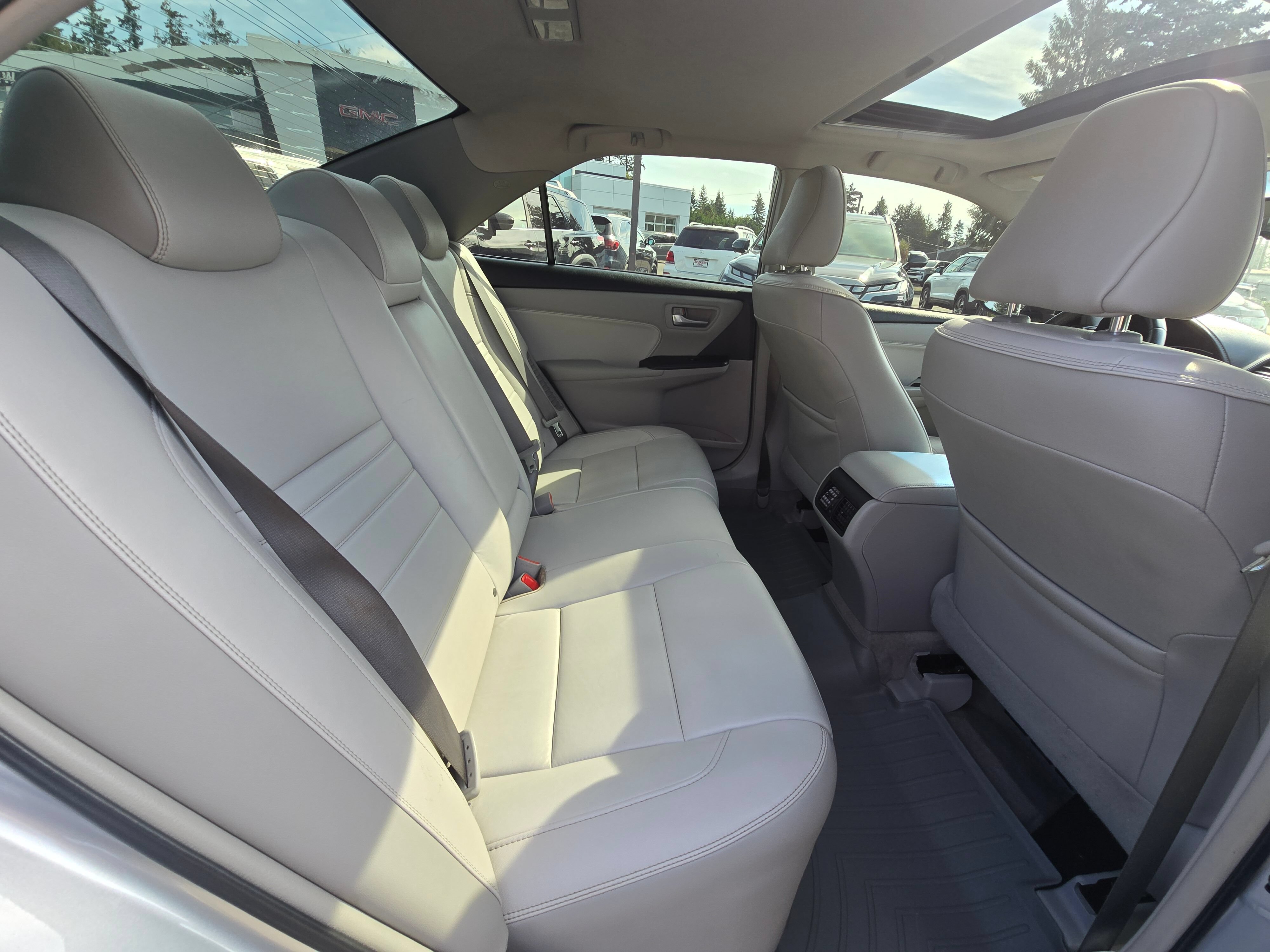 Used 2016 Toyota Camry XLE w/ Moonroof Package FWD image 12