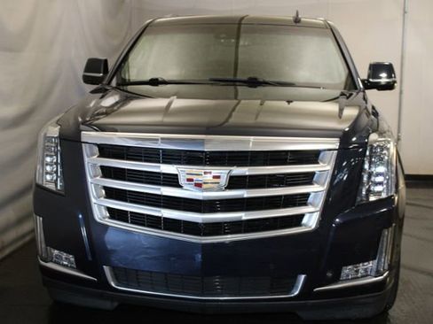 Used 2018 Cadillac Escalade Luxury AWD/4WD image 3