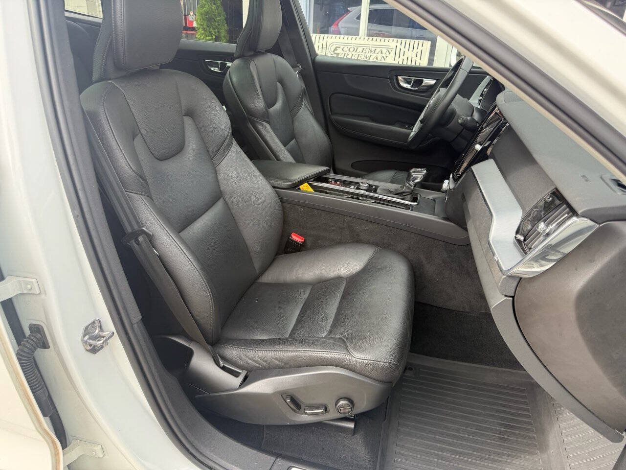 Used 2020 Volvo XC60 T5 Momentum w/ Protection Package Premier AWD/4WD image 8