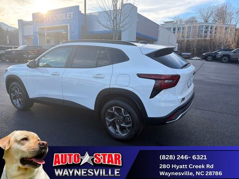 New 2025 Chevrolet Trax LT w/ LT Convenience Package FWD image 6
