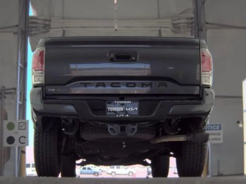 Used 2020 Toyota Tacoma TRD Off-Road w/ Technology Package AWD/4WD image 4