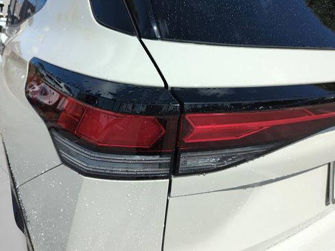 Certified 2025 Volkswagen Tiguan SE R-Line image 18