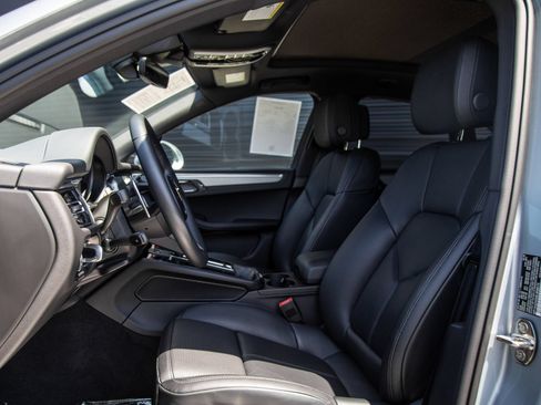 Certified 2025 Porsche Macan AWD/4WD image 5