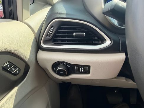 Used 2023 Chrysler Pacifica Touring-L FWD image 25