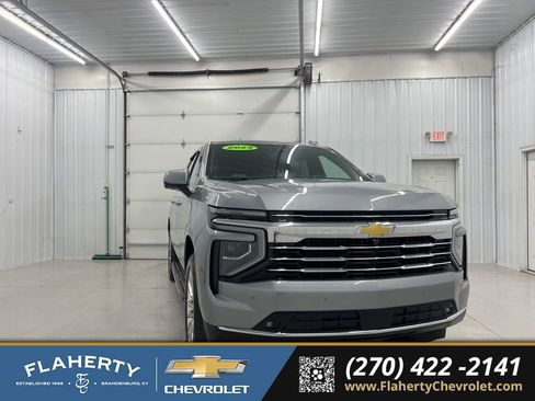 Used 2025 Chevrolet Suburban LT w/ Comfort Package AWD/4WD image 1