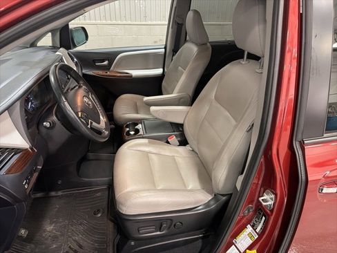 Used 2020 Toyota Sienna Limited image 19