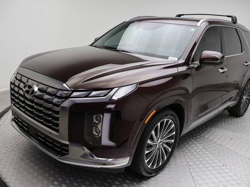 Used 2023 Hyundai Palisade Calligraphy image 2