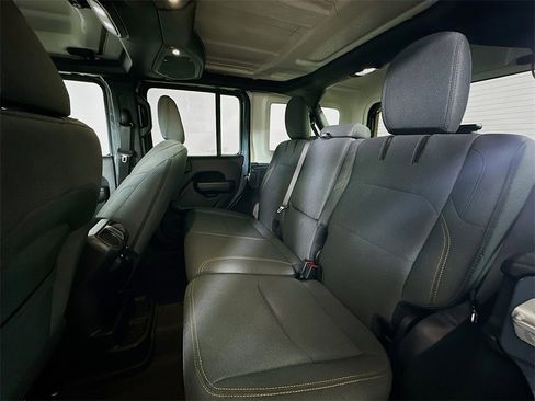 Used 2024 Jeep Wrangler Unlimited image 14