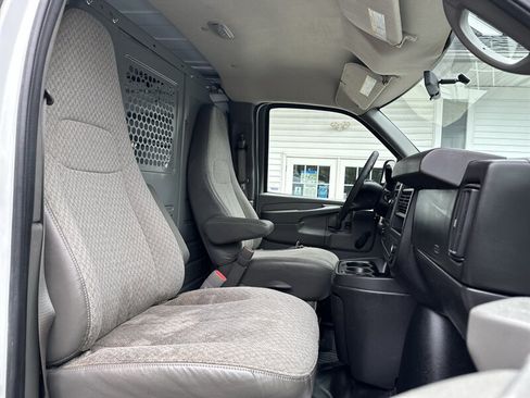Used 2010 GMC Savana 2500 RWD image 16