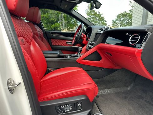 Used 2021 Bentley Bentayga AWD/4WD image 34