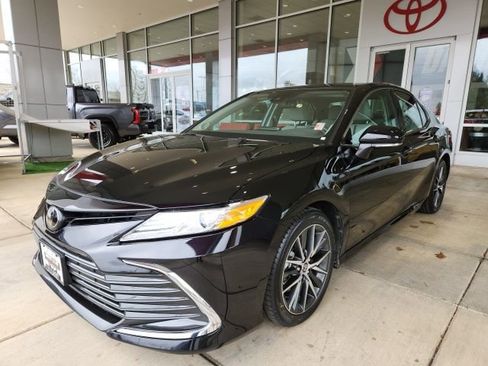 Used 2024 Toyota Camry XLE w/ Navigation Package image 6