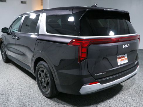 Used 2025 Kia Carnival FWD image 9