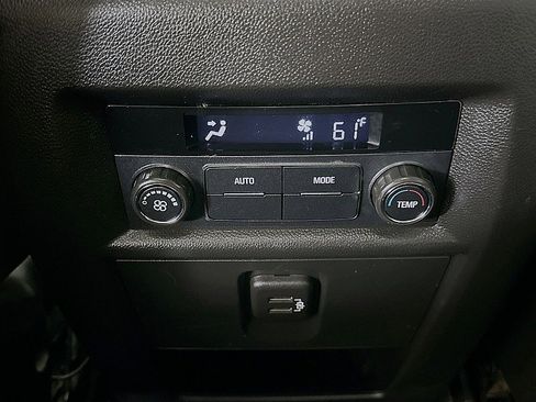 Used 2021 Chevrolet Traverse LS FWD image 23