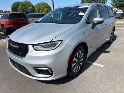 Used 2023 Chrysler Pacifica Touring-L FWD image 13
