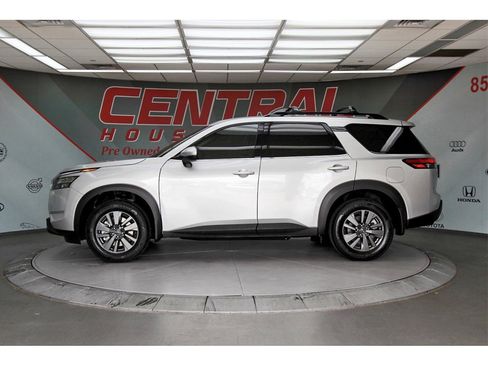 New 2025 Nissan Pathfinder SV image 3