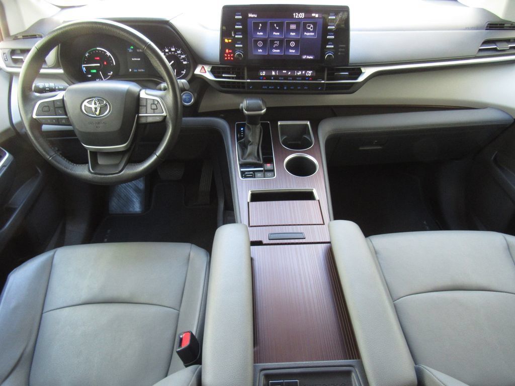 Certified 2024 Toyota Sienna XLE FWD image 33