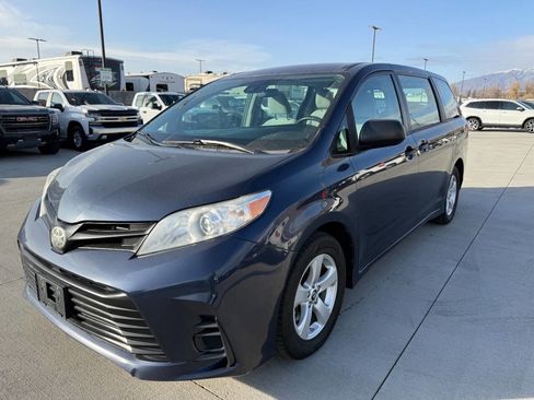 Used 2018 Toyota Sienna L w/ Carpet Mat Package image 7