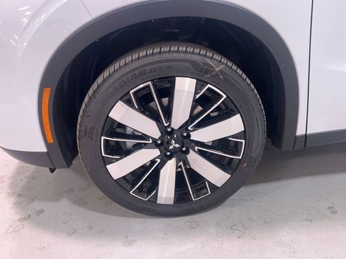 New 2025 Mitsubishi Outlander SE image 9