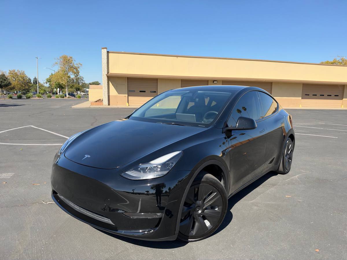 Used 2024 Tesla Model Y Long Range AWD/4WD image 2