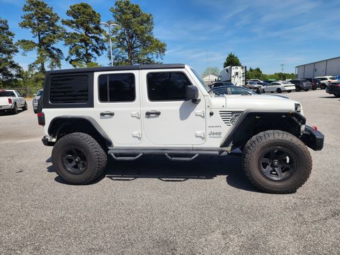 Used 2018 Jeep Wrangler Unlimited Sahara image 3