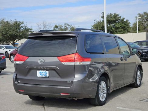 Used 2012 Toyota Sienna XLE image 6