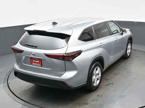 Used 2024 Toyota Highlander LE AWD/4WD image 40