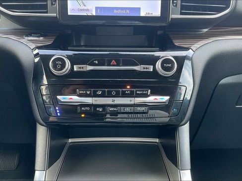 Used 2023 Ford Explorer Limited AWD/4WD image 32