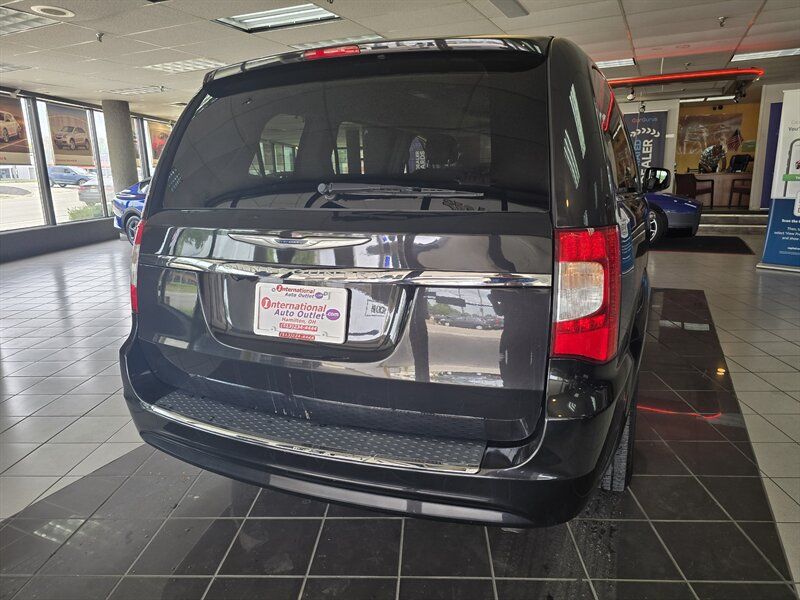 Used 2015 Chrysler Town & Country Touring w/ Driver Convenience Group FWD image 5