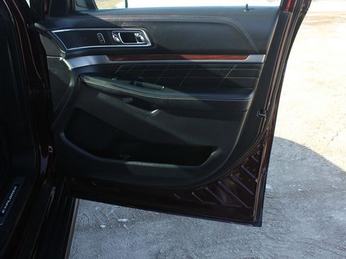 Used 2018 Ford Explorer Platinum image 33